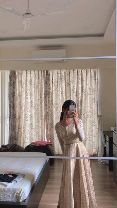 Indian Traditional Mirror Selfie, Mirror Selfie Indian Dress, Indian Outfit Picture Ideas, Mirror Selfie Traditional Dress, Desi Mirror Selfie Aesthetic, Traditional Mirror Selfie, Kurta Aesthetic, Indian Fits, Desi Fits