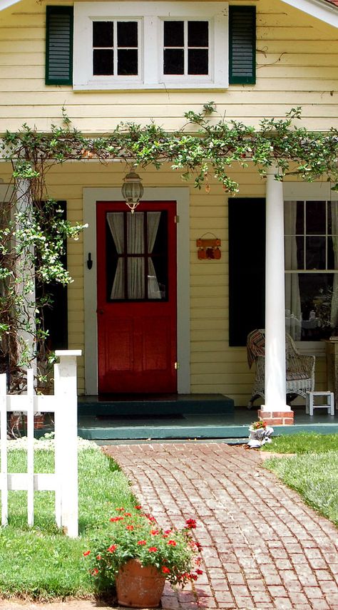 Yellow house with red door | Cute little country house in Ge… | Flickr House With Red Door, Cottage Exterior Colors, Yellow House Exterior, Red Door House, Exterior Paint Schemes, Red Front Door, Black Shutters, Yellow Cottage, Pintura Exterior