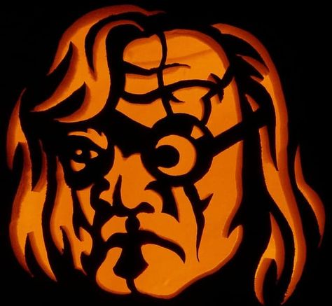 "Mad-Eye" Moody's magical eye looks especially cool in carving. Moody Pumpkins, Harry Potter Pumpkin Carving, Mad Eye Moody, Harry Potter Pumpkin, Pumpkin Stencils, Pumkin Carving, Optical Illusion Drawing, Pumpkin Drawing, Pumpkin Template