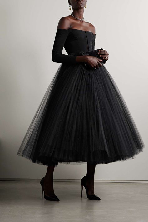 Carolina Herrera Gown, Tulle Skirts Outfit, Pleated Tulle, Layered Tulle Skirt, Crepe Gown, High Fashion Outfits, Classy Dress Outfits, Black Gown, Hello Beautiful