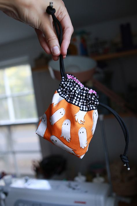 In Color Order: Lined Drawstring Bag Pattern Mini Bag Diy, Lined Drawstring Bag, Halloween Treat Bags Diy, Halloween Felt Crafts, Drawstring Bag Diy, Birthday Treat Bags, Drawstring Bag Pattern, Halloween Gift Bags, Tiny Treats