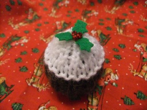 Mini Christmas Puddings, Easy Christmas Tree Decorations, Knitted Christmas Decorations, Easy Christmas Tree, Christmas Knitting Patterns Free, Christmas Knitting Patterns, Simple Christmas Tree, Christmas Pudding, Ferrero Rocher