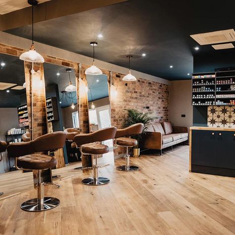 Hairdresser Interior Design Lighting Trends | Style & Light Designs 2019 Lights For Salon Interior Design, Salon Interior Lighting, Salon With Black Ceiling, Cool Hair Salon Interior Design, Brick Salon Design, Beauty Salons Designs, Hairdressers Interior, Hairdresser Interior Design, Salon Loft Ideas