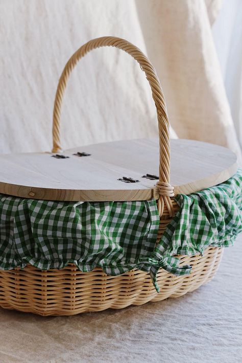 Picnic Basket Food, Cottagecore Tea, French Picnic, Vintage Picnic Basket, Spring Picnic, Dinner Party Themes, Vintage Picnic, Romantic Picnics, Teddy Bear Picnic