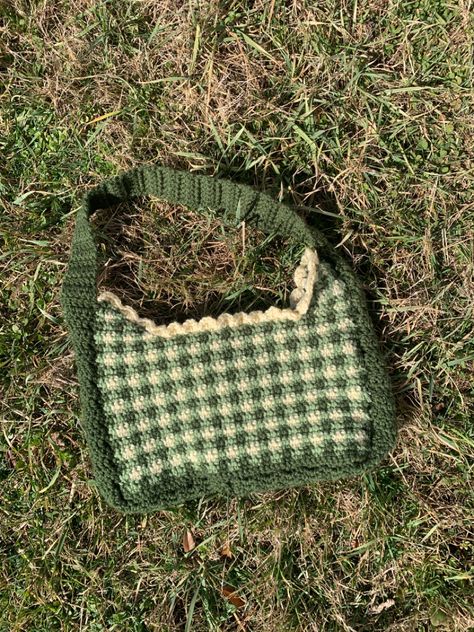 Green And White Crochet Bag, Small Green Crochet Projects, Crochet Cottagecore Bag, Green Bag Crochet, Green Crochet Clothes, Crochet Core Aesthetic, White Crochet Tote Bag, Green Crochet Ideas, Green Crochet Projects