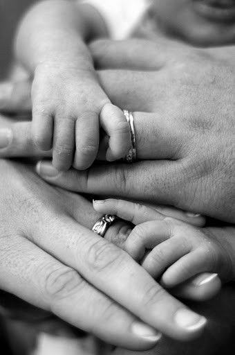 newborn family photo ideas Foto Newborn, Families Hands, Newborn Family Photos, Hands Together, Photographs Ideas, Foto Baby, Newborn Shoot, Newborn Photoshoot, Jolie Photo