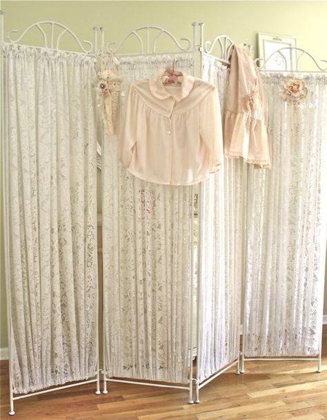 The Polka Dot Closet: Lace Folding Screen Shabby Chic Room Divider, Folding Screen Diy, Room Deviders, Ideas Armario, Dressing Screen, Decorative Screen Panels, Diy Room Divider, Shabby Chic Room, Room Divider Screen