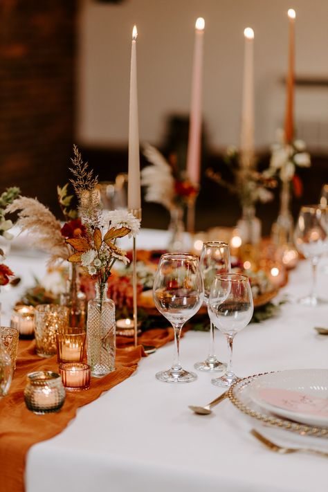 Centerpieces Wedding Autumn, Wedding Decorations Photography, Rust Orange Table Decor, Autumn Wedding Place Settings, Autumn Wedding Top Table, Autumnal Wedding Table Decor, Wedding Decoration Autumn, Table Autumn Decoration, Terracotta Wedding Bud Vases