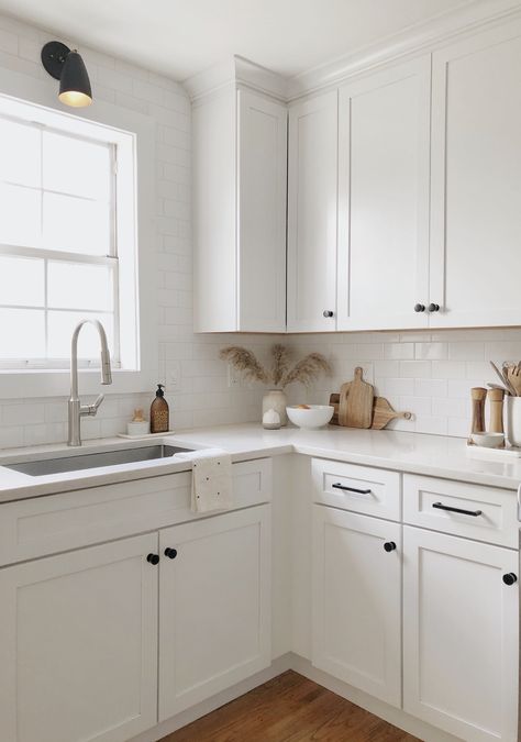 Counter Styling, Kitchen Counter Styling, Bright Kitchen Decor, Small White Kitchens, White Kitchen Tiles, Bright Kitchen, Kitchen Counter Decor, All White Kitchen, Bright Kitchens