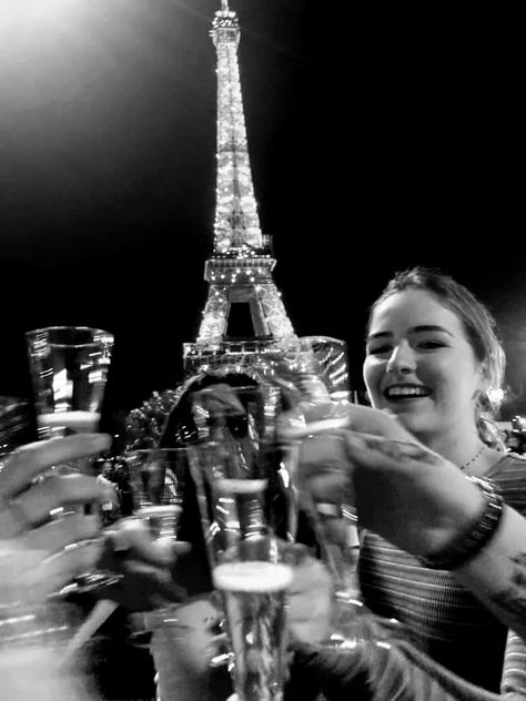 Girl night Parisian party Parisian night Champagne Cheers Girl group aesthetic Girl Group Aesthetic, Eiffel Tower Night, Champagne Cheers, Parisian Night, Parisian Party, Group Aesthetic, Girl Night, Cheer Girl, Girls Night