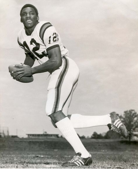 Grambling University quarterback Doug Williams (1970’s) Grambling State University, Doug Williams, College Football Players, Nfl Football Players, Retro Sports, Sports Pictures, School Football, College Fun, Vintage Football