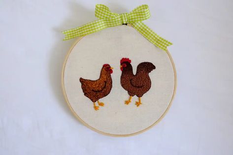 Chicken Embroidery design Chicken Embroidery Patterns, Chicken Patterns, Chicken Embroidery, Chicken Cross Stitch, Christmas Tree Skirts Patterns, Tree Skirt Pattern, Free Embroidery Patterns, Chicken Pattern, Feather Stitch