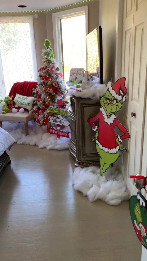 Grinch Christmas Room Decor, Grinch Christmas Bedroom Decor, The Grinch House Decorations, Grinch Themed Christmas Decorations, Bumble Christmas Decorations, Whoville House Decorations, Grinchmas Home Decor, Grinch Christmas House Decorations, Grinch Bedroom Decor Ideas