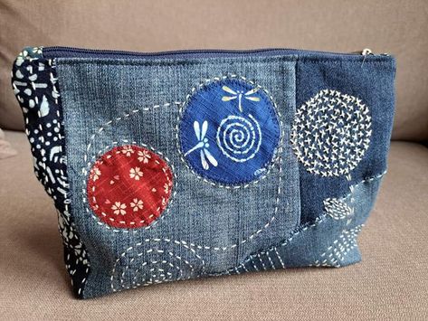 Sashiko Bags Patterns, Komebukuro Bag, Sashiko Bags, Boro Stitching, Textile Art Embroidery, Folded Fabric Ornaments, Fabric Christmas Ornaments Diy, Sashiko Embroidery, Quilted Christmas Ornaments