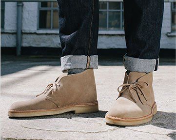 Clarks Dessert Boots | Fall Men's Style Dessert Clarks, Desert Boots Men Outfit, Clarks Outfit, Business Travel Outfits, Clarks Originals Desert Boot, Clarks Desert Boot, Caught In The Rain, Clarks Wallabees, Desert Boot