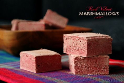 Red Velvet Marshmallows, Meringue Pavlova, Flavored Marshmallows, Red Velvet Recipes, Chocolate Diy, Eating Alone, Recipes With Marshmallows, Marshmallow Pops, Homemade Marshmallows