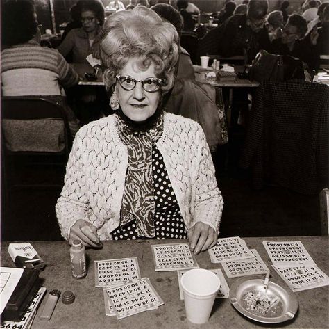 Bingo Player, Saint Casimer's Church Hall, 1979. ELINOR CAHN: "EAST BALTIMORE DOCUMENTARY SURVEY PROJECT" Funny Family Photos, Bingo Night, Robert Redford, Family Humor, Old Woman, Foto Vintage, Clint Eastwood, Vintage Photographs, Big Hair