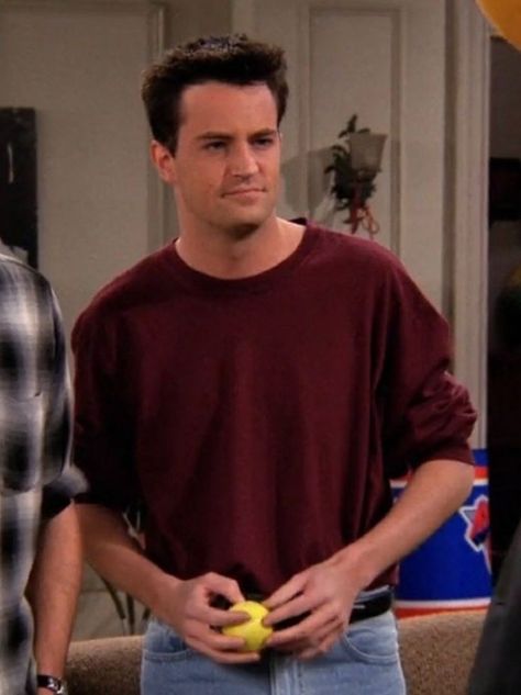 Chandler Bing Outfits, 90s Nerd, Chandler Friends, 90s Fashion Men, Nerd Fashion, Joey Tribbiani, Fictional Men, Friends Series, Dad Fashion