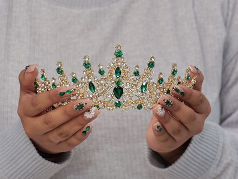 Perfect combination for Quinceanera with emerald green dress any questions you have! contact us via etsy message Green Quince Jewelry, Quince Gifts, Enchanted Forest Quinceanera, Quince Crown, Quinceanera Makeup, Quinceanera Gifts, Green Quince, Quinceanera Crown, Quinceañera Dresses