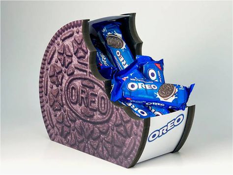 This will make your product pop out to your consumer at the #PointofPurchase TriadCreativeGroup.com Countertop Display Ideas, Posm Design Creative, Product Display Design Creative, Oreo Display, Oreo Packaging, Pop Display Ideas, Display Cookies, Portfolio Marketing, Oreo Sandwich