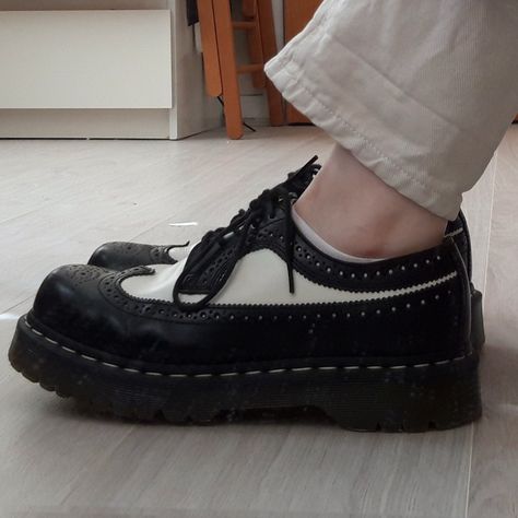 Black And White Doc Martens Outfit, Brogue Shoes Women Outfit, Black And White Doc Martens, Black And White Docs, Black And White Oxford Shoes, Dr Martens Aesthetic Grunge, Brogue Shoes Women, White Doc Martens Outfit, Black And White Dr Martens