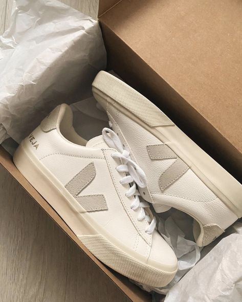 Zapatillas Veja, Veja Shoes, Skor Sneakers, Pretty Shoes Sneakers, Veja Sneakers, Hype Shoes, Girly Shoes, Shoe Inspo, Aesthetic Shoes