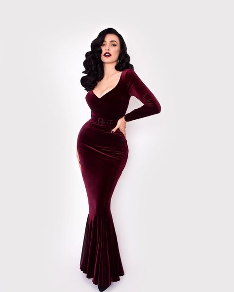 #gorgeous Break all the hearts in our velvet Oxblood Black Marilyn Gown for #Valentinesday. Shop sizes XS -… Stile Pin Up, Glamouröse Outfits, Estilo Pin Up, فستان سهرة, Wiggle Dress, Look Vintage, Kate Moss, Mode Vintage, Dress Cuts