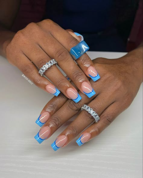 French Outline Nails, Classy Nails Short Winter, Nails French Design, Classy Nails Short, Outline Nails, Short Nails French, Blue Christmas Nails, Deep Winter Colors, Darker Skin Tones