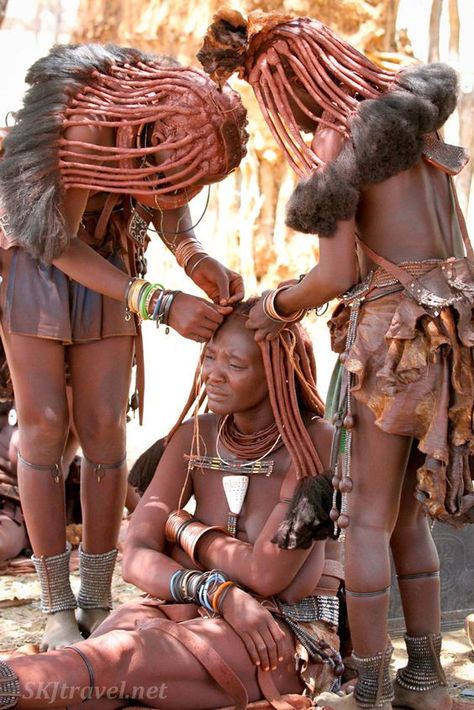 Two girls working on the hairstyle of Chief Kapika's youngest wife. Himba tribe near Epupa Falls, Namibia. African Tribe Warrior, African Hair Salon, African Aesthetics, Himba Girl, Himba Tribe, Tribe Fashion, Himba People, Africa Tribes, Water Photos