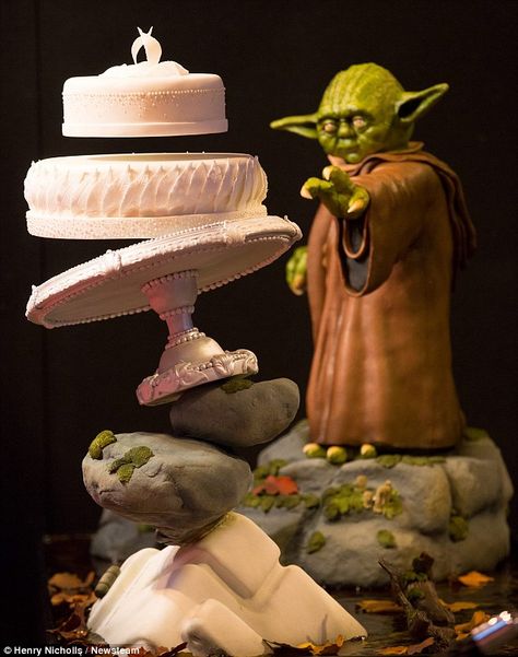 Gravity Defying Sculptures, Sculpture Cakes Ideas, Star Wars Wedding Cake, Star Wars Cake Toppers, Extreme Cakes, Anti Gravity Cake, Stunning Cakes, Star Wars Wedding Theme, Cake International