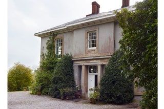 Traditional Cornwall house | House & Garden English Country Decor Cottage, English Country Decor Living Room, Beautiful Mansions, Cornwall House, Country Decor Diy, Georgian Interiors, English Country Decor, Georgian Architecture, Real Homes