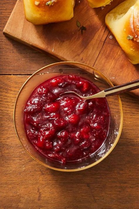 cranberry sauce recipe Spicy Cranberry Sauce, Cranberry Chutney Recipe, Cranberry Apple Sauce, Cranberry Sauce Thanksgiving, Easy Cranberry Sauce, Cranberry Thanksgiving, Cranberry Compote, Vegetarian Thanksgiving Recipes, Apple Sauce Recipes