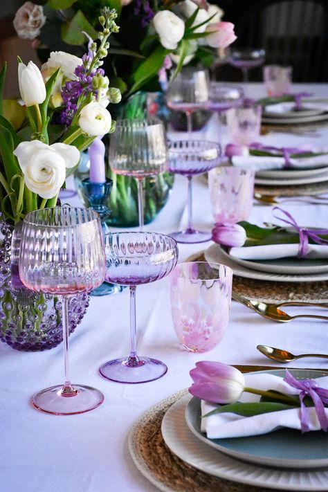 The perfect wedding/ easter table decor brought to you from Sipped Ltd. www.sipped.ltd Lilac Table Setting, Purple Table Settings, Brunch Party Decorations, Easter Dinner Table, Easter Table Decor, Round Table Decor, Table Rose, Setting Inspiration, Purple Easter