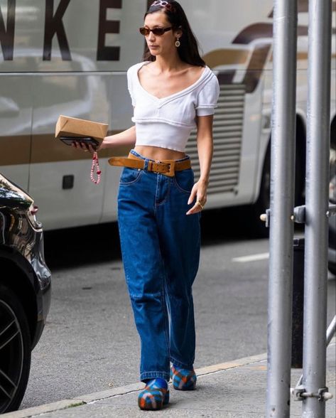 Loose Mom Jeans Outfit, 90s Supermodels Street Style, Thick Belt Outfit, Bella Hadid Summer Style, Loose Mom Jeans, Jeans Fall Outfit, Thick Belt, Outfit Ideas Spring, 2000s Fashion Trends