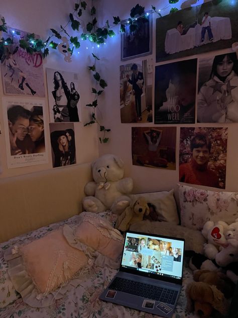 Fangirl Room Aesthetic, Fangirl Bedroom, Fangirl Room, Surf Room Decor, Vibey Room, Dream Bedroom Inspiration, Surf Room, Uni Room, Cosy Room