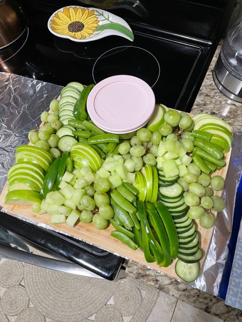 Fruits, veggies and guacamole in the container Green Food Charcuterie Board, Green Picnic Food, Green Themed Charcuterie Board, Green Theme Food Ideas, Green Food Platter, Green Color Foods For Party, Green Color Theme Party Snacks, Green Themed Food Board, Green Theme Snacks