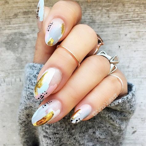 Gold Foil Designs for White Nails Picture 1 Foil Nail Designs, Makeup Luxury, Nagellack Trends, Hacks Beauty, Abstract Nail Art, Colorful Nail, Manicure Gel, Makeup Hacks, Foil Nails