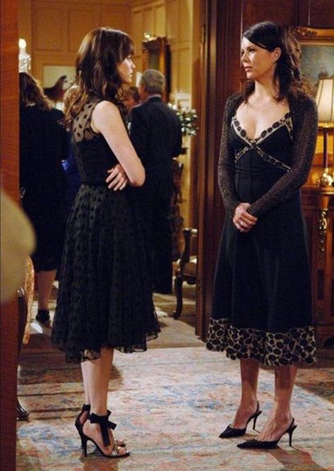 Rory Gilmore best fashion and style moments from the Gilmore Girls Rory Gilmore Outfits, Lorelai Gilmore Style, Gilmore Outfits, Rory Gilmore Style, Cotillion Dresses, Gilmore Girls Fashion, Lorelei Gilmore, Gilmore Girls Outfits, Mother Daughter Dress