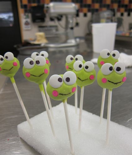 Keroppi cake pops love love love !!!!!!! Keroppi Cake, Frog Food, Frog Birthday Party, Frog Cake, Pork Chop Recipes Baked, Pop Cupcakes, Hello Kitty Birthday Party, Cake Pop Recipe, Superbowl Party Food