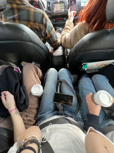 Car Full Of People Aesthetic, Car Trips With Friends, Friends In A Car Aesthetic, Caravan With Friends, Packed Car Aesthetic, Friends In The Car Aesthetic, Car Trip With Friends, Car Drives With Friends, Car With Friends Aesthetic