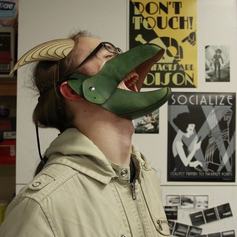 This is what I made for myself this Halloween. A dragon lower-half-mask. With a moving jaw. What do I call this sort of thing? Jaw mask? Snout? I’m not really sure. But it turned out pretty awesome, I... Mask With Moving Jaw, Hinged Jaw Mask Diy, Moving Jaw Mask Tutorial, Moving Jaw Mask, Jaw Mask, Diy Halloween Mask, Armored Dragon, Cars Halloween Costume, Larp Diy