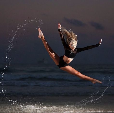 A drenalina de dançar é boa. Melhor do que perder o tempo brigando A Woman, The Beach, Yoga, Black