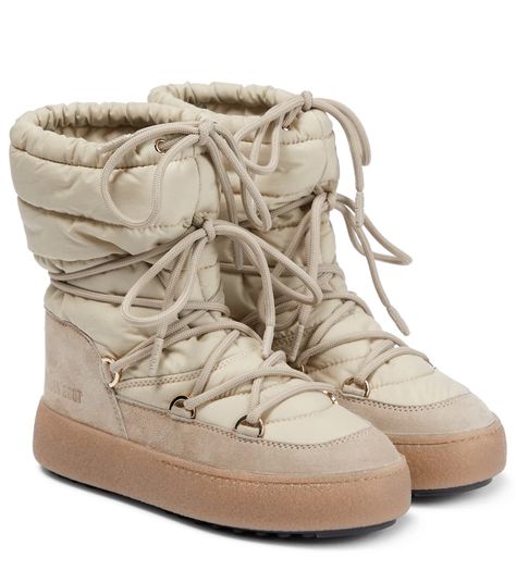 Cute Snow Shoes, Hunter Snow Boots, Snow Shoes Outfit, Snow Boots Aesthetic, Low Moon Boots, Trendy Winter Boots, Shoe References, Snow Boots Outfit, Space Boots