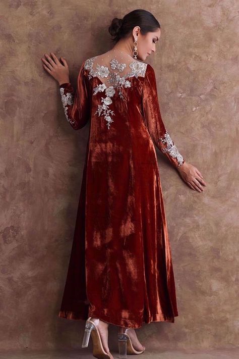 Velvet Pakistani Dress, Velvet Suit Design, डिजाइनर कपड़े, Velvet Dress Designs, Velvet Suit, Simple Pakistani Dresses, Boutique Dress Designs, فستان سهرة, Stylish Dresses For Girls