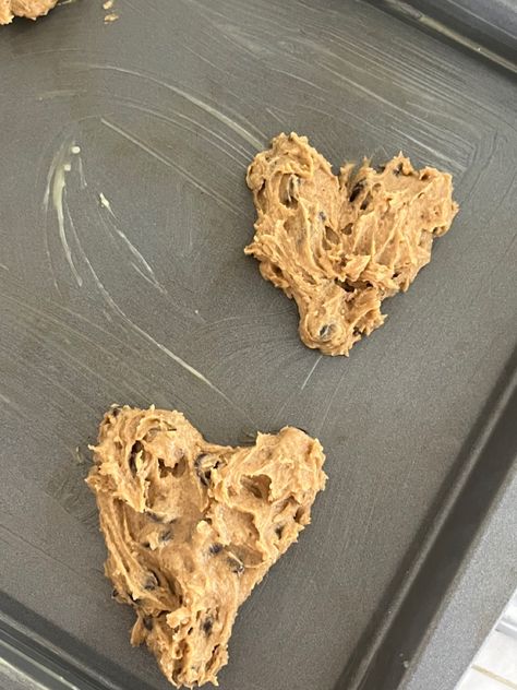 Baking Cookies With Friends, Heart Cookies Aesthetic, Cute Heart Cookies, Dump Ideas Instagram, Cookies Heart Shaped, Late Night Baking, Baking Date, Aesthetic Cookies, Heart Cookies Recipe