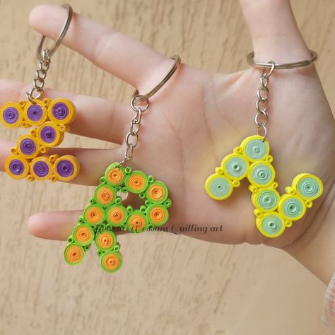 Quilling Keychains Diy, Paper Quilling Keychain, Quilling Keychain Ideas, Quilling Keychains, Quilling Rakhi, Quilling Letters, Paper Quilling Earrings, Diy Jewelry Set, Paper Quilling For Beginners