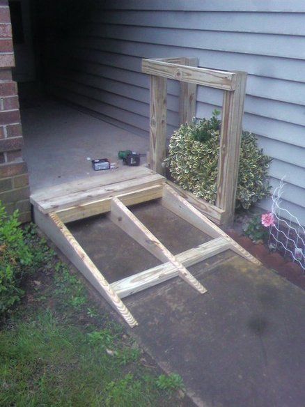 Small ramp Wheelchair Ramp Diy, Porch With Ramp, Wheelchair Ramp Design, Outdoor Ramp, Shed Ramp, Wooden Ramp, Ramp Design, Wheelchair Ramp, Deck Designs Backyard