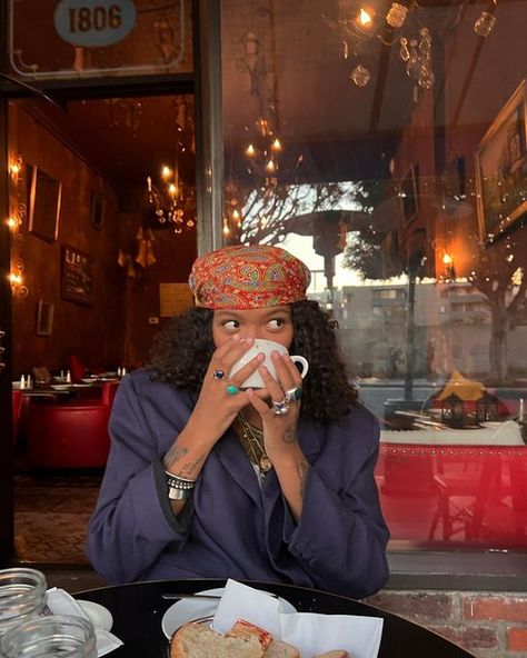 Coffee Selfie Aesthetic, Dronme Instagram, People Doing Stuff, Boho Black Women, Mood Pictures, Looks Street Style, Book Reviews, Mode Inspiration, Looks Vintage