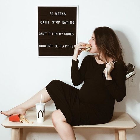 Creative Mom Reveals The Struggles Of Being Pregnant From Week To Week In Hilariously Honest Pics Pregnancy Second Trimester, Funny Maternity Photos, 29 Weeks Pregnant, Pregnancy Belly Photos, Quote Photo, Healthy Pregnancy Tips, Creative Mom, Pumping Moms, Pregnancy Quotes