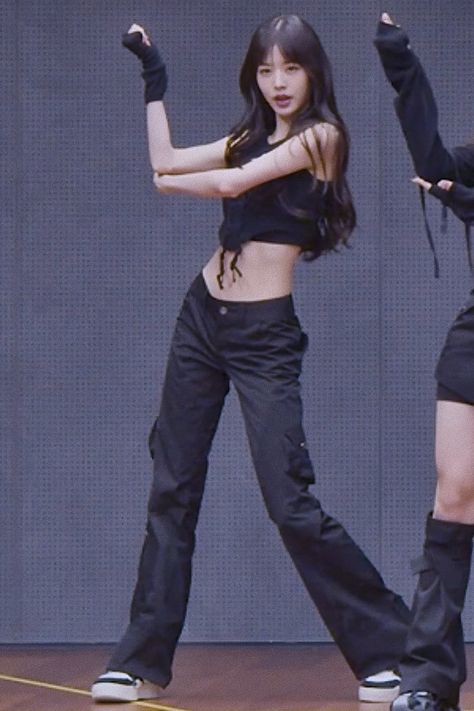 Wonyoung Pilates Workout, Wonyoung Yoga, Kpop Body Reference, Kpop Body Aesthetics, Wonyoung Full Body Pic, Wonhee Body Goals, Tan Kpop Idols, Kpop Idols Body Motivation, Wonyoung Body Goals